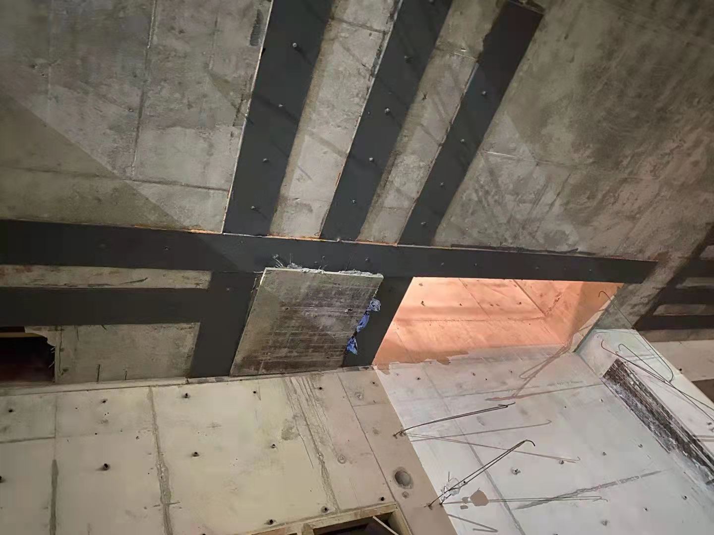 韶关楼板开洞用粘钢加固还是碳纤维布加固